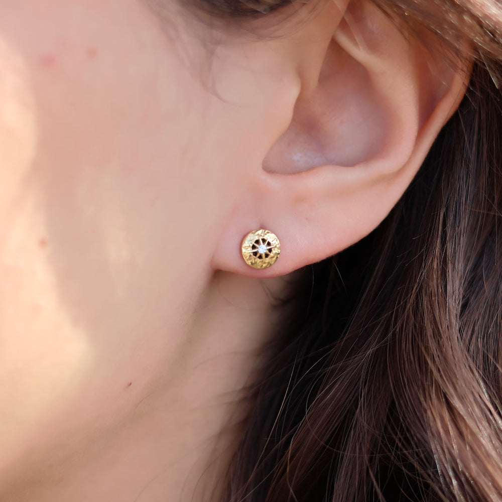 Boucles dorées rond martelé rose des vents et zircon -