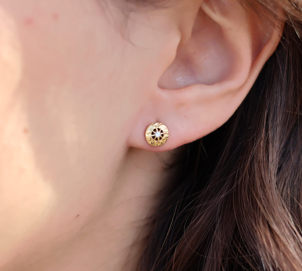 Boucles dorées rond martelé rose des vents et zircon -