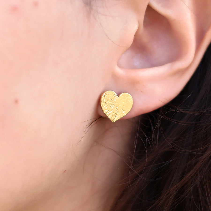 Boucles puces dorées coeur martelé - Boucles d’oreilles
