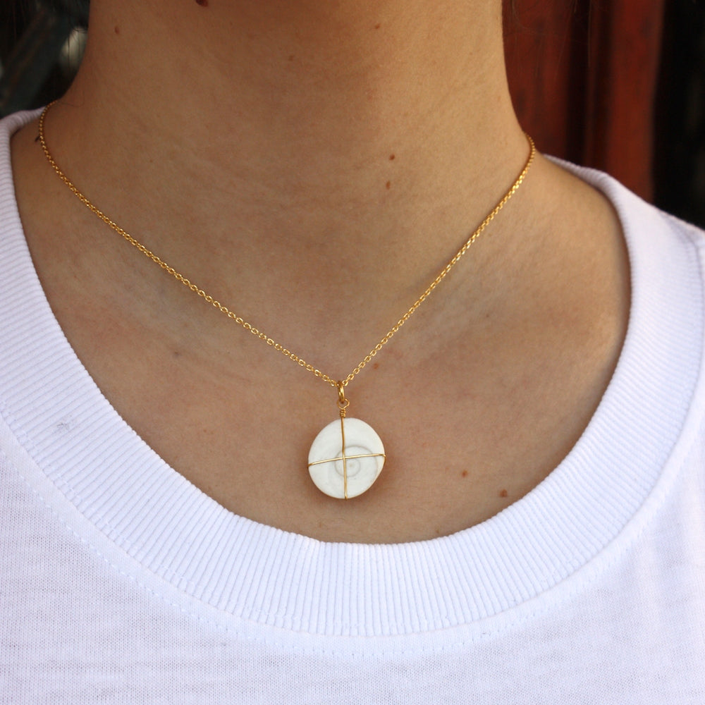 Collier doré grand coquillage oeil de sainte lucie fil doré
