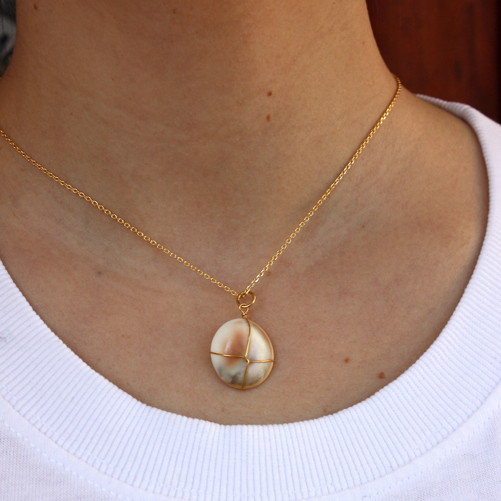 Collier doré grand coquillage oeil de sainte lucie fil doré