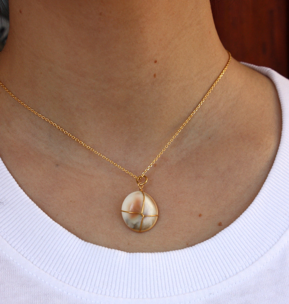 Collier doré grand coquillage oeil de sainte lucie fil doré