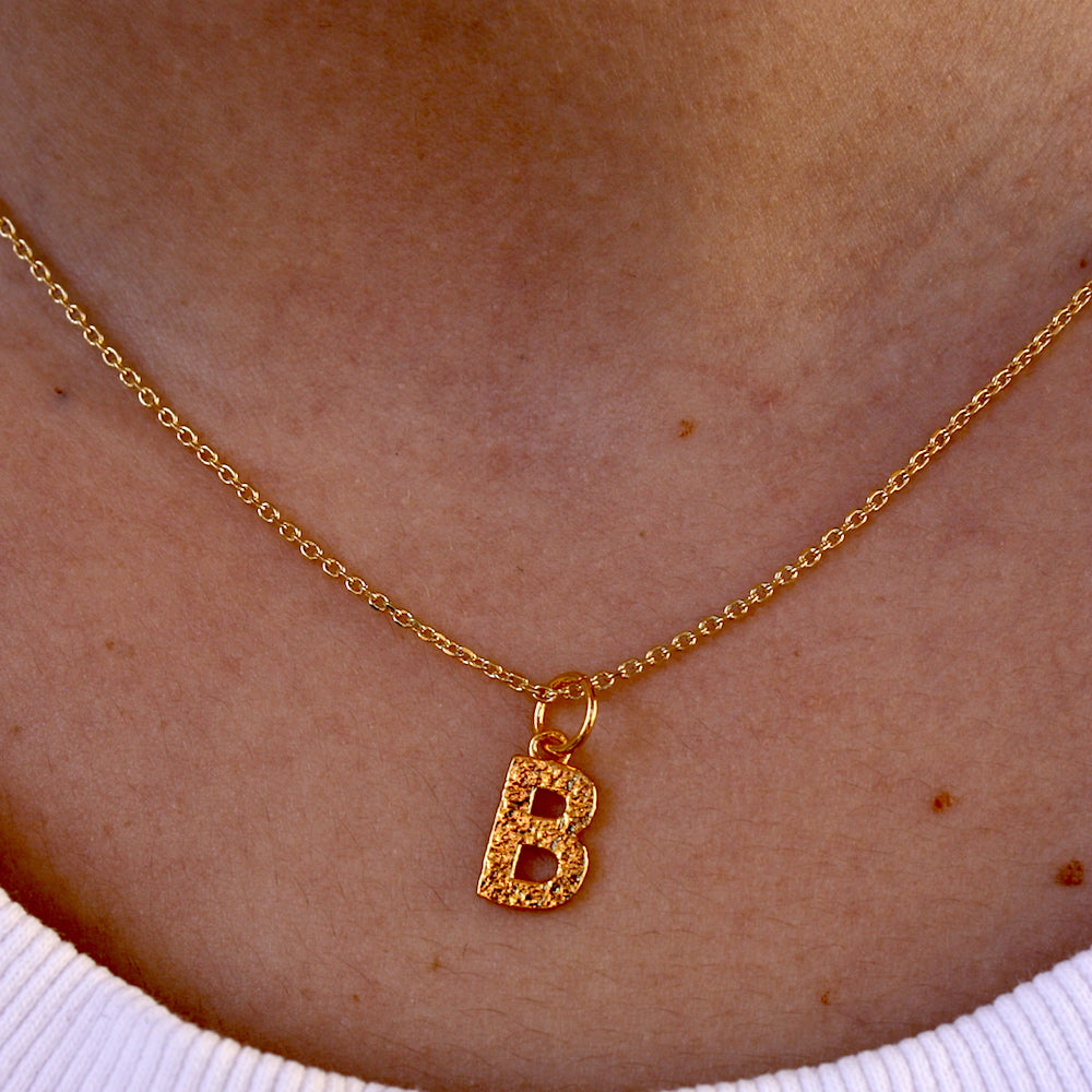 Collier doré lettre martelée - B