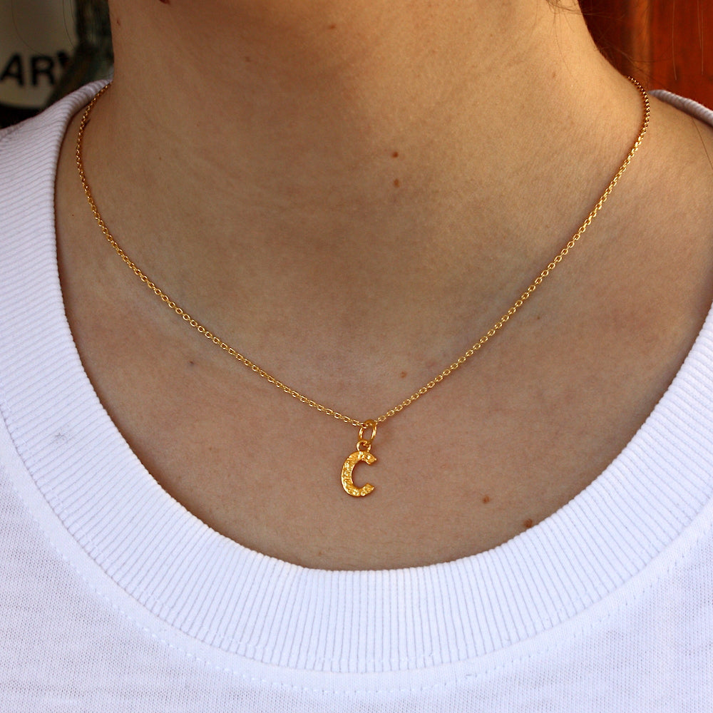 Collier doré lettre martelée - C