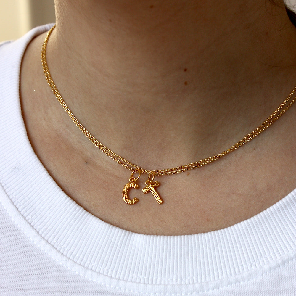 Collier doré lettre martelée - T