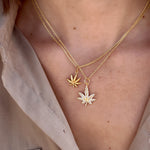 Collier doré feuille de chanvre zircons