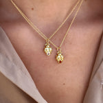 Collier doré pendentif coccinelle et pierre - PIERRE DE LUNE