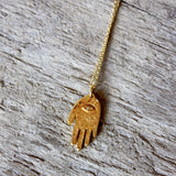Collier doré main texturée et zircon