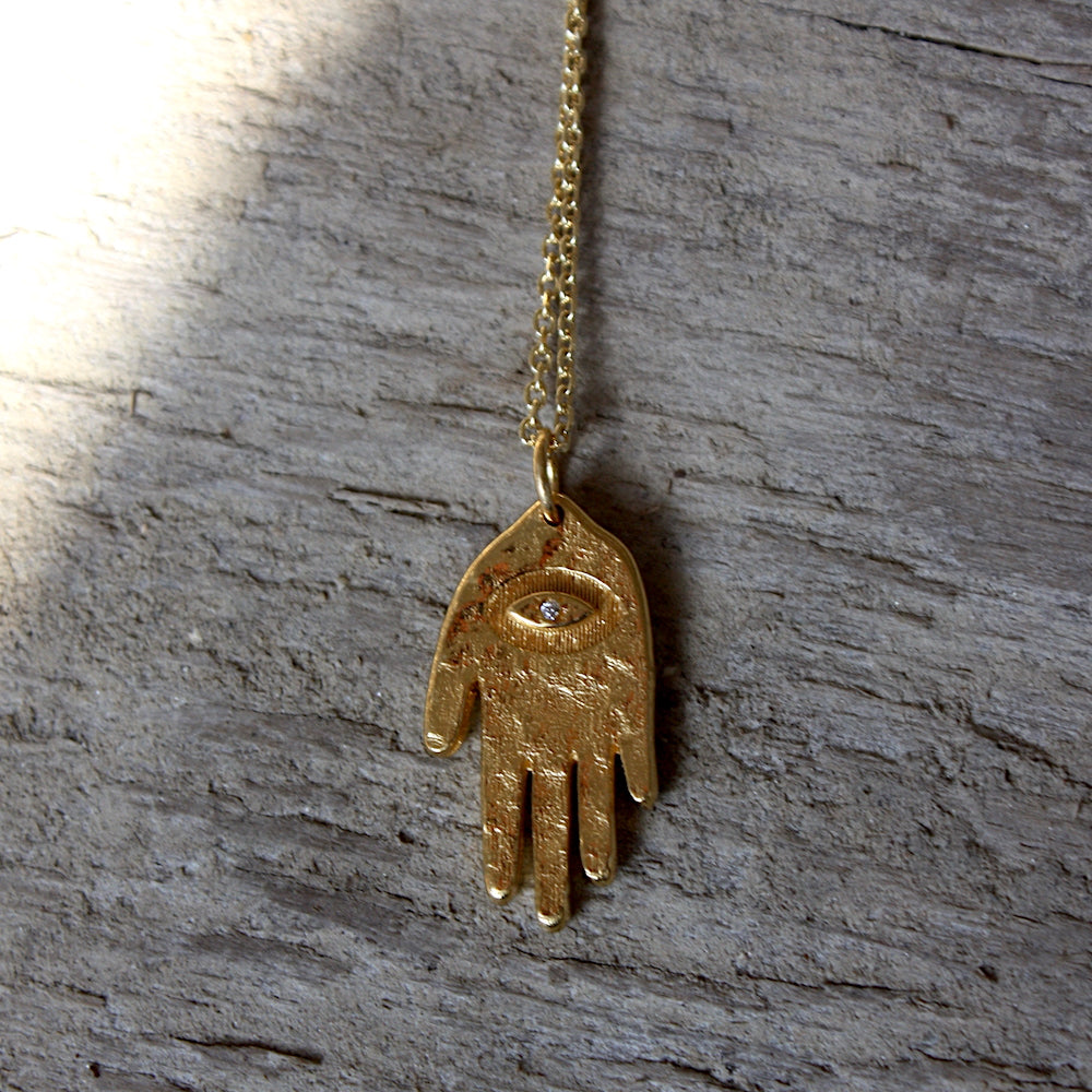 Collier doré main texturée et zircon