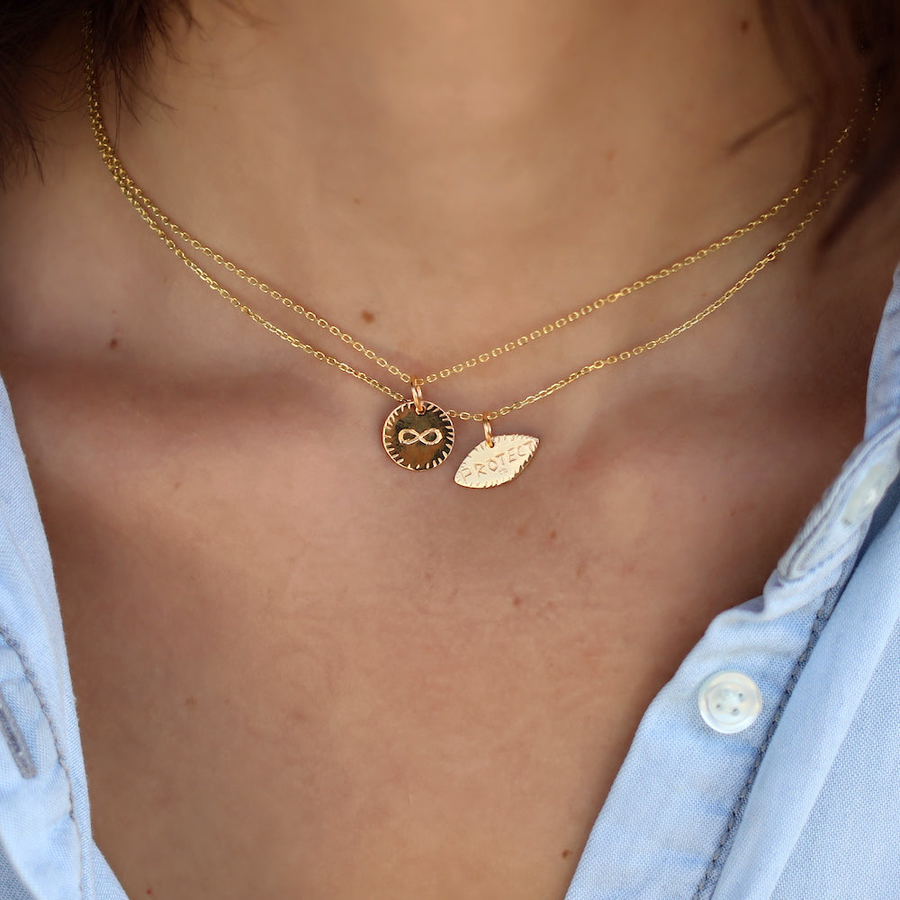 Collier doré pendentif gravé protect me - Colliers