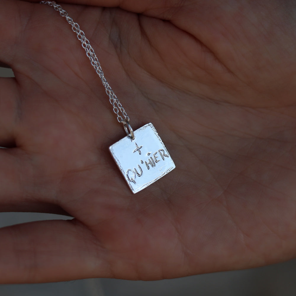 Collier argent 925 et médaille carrée + qu’hier - que demain