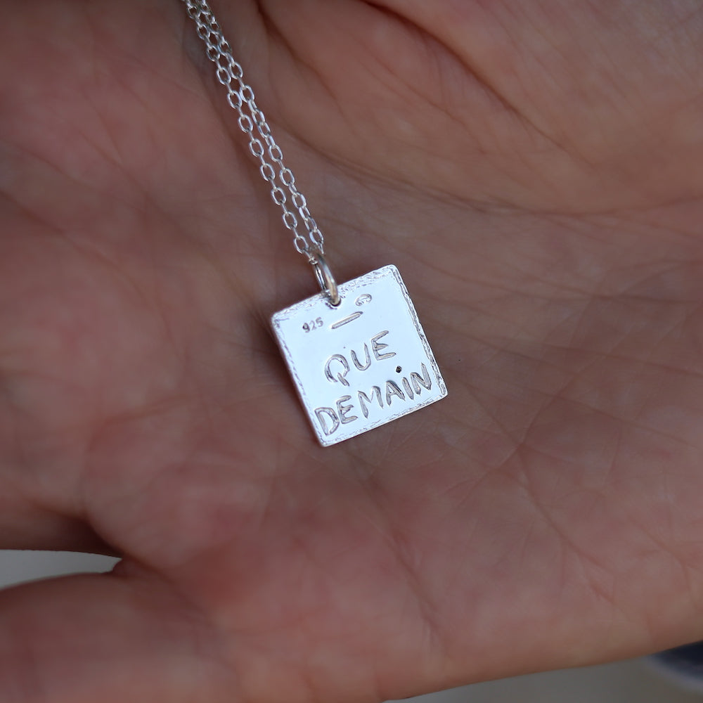 Collier argent 925 et médaille carrée + qu’hier - que demain