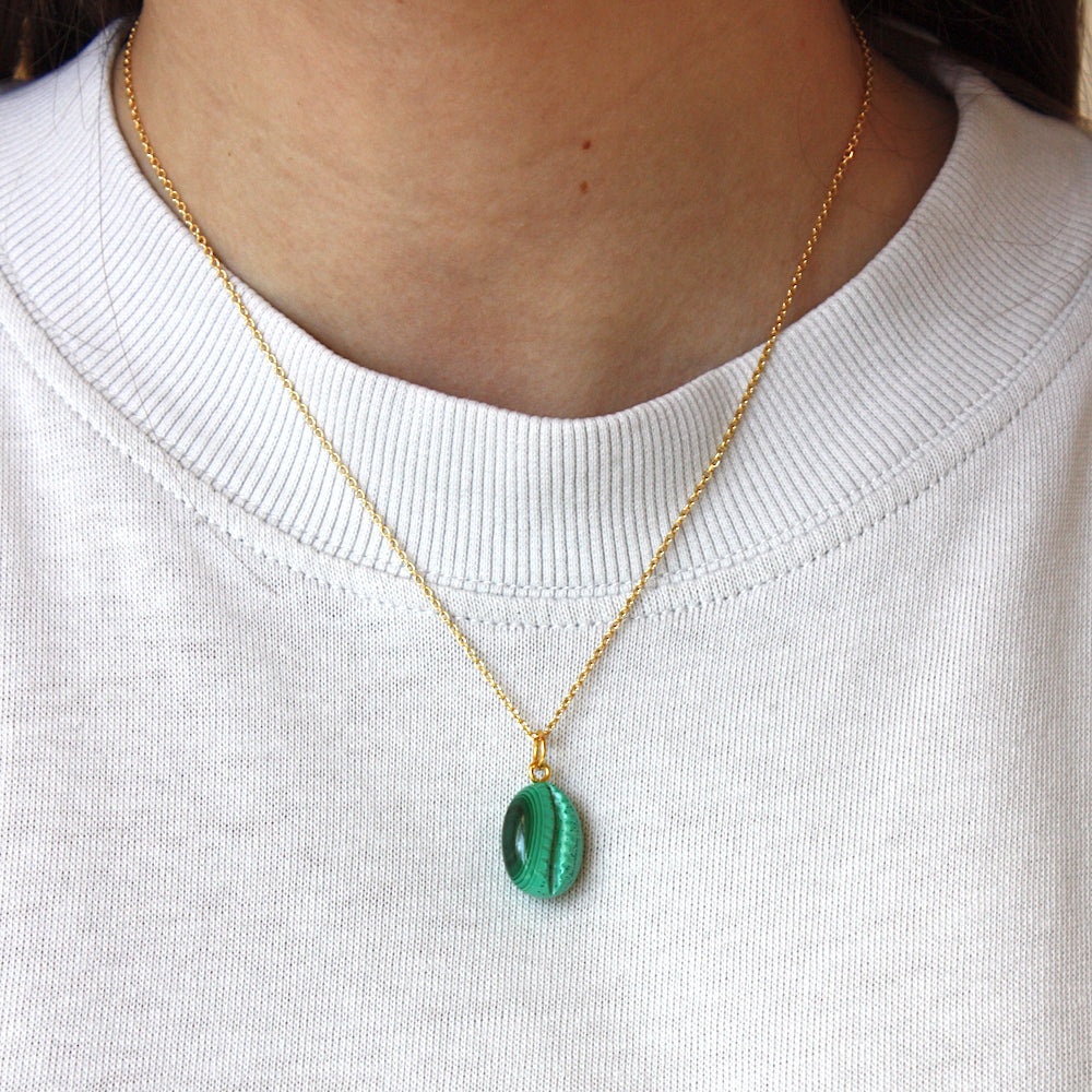 Collier doré pendentif cauri en pierre - MALACHITE