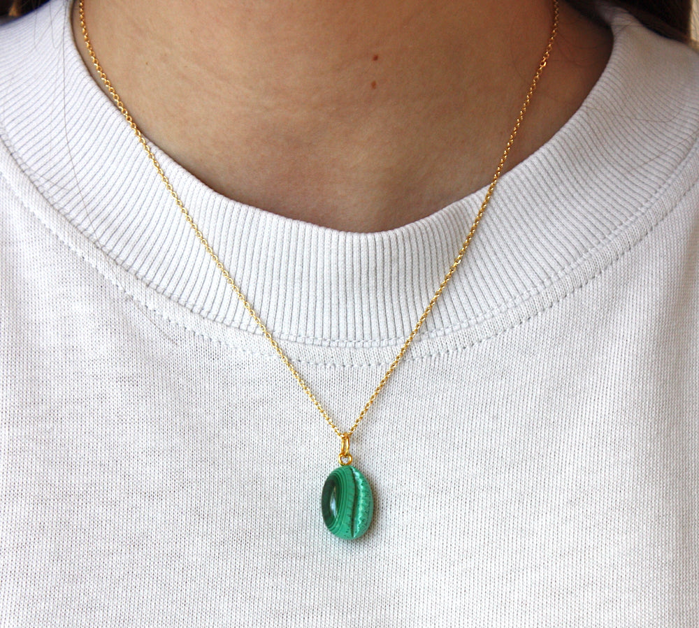 Collier doré pendentif cauri en pierre - MALACHITE