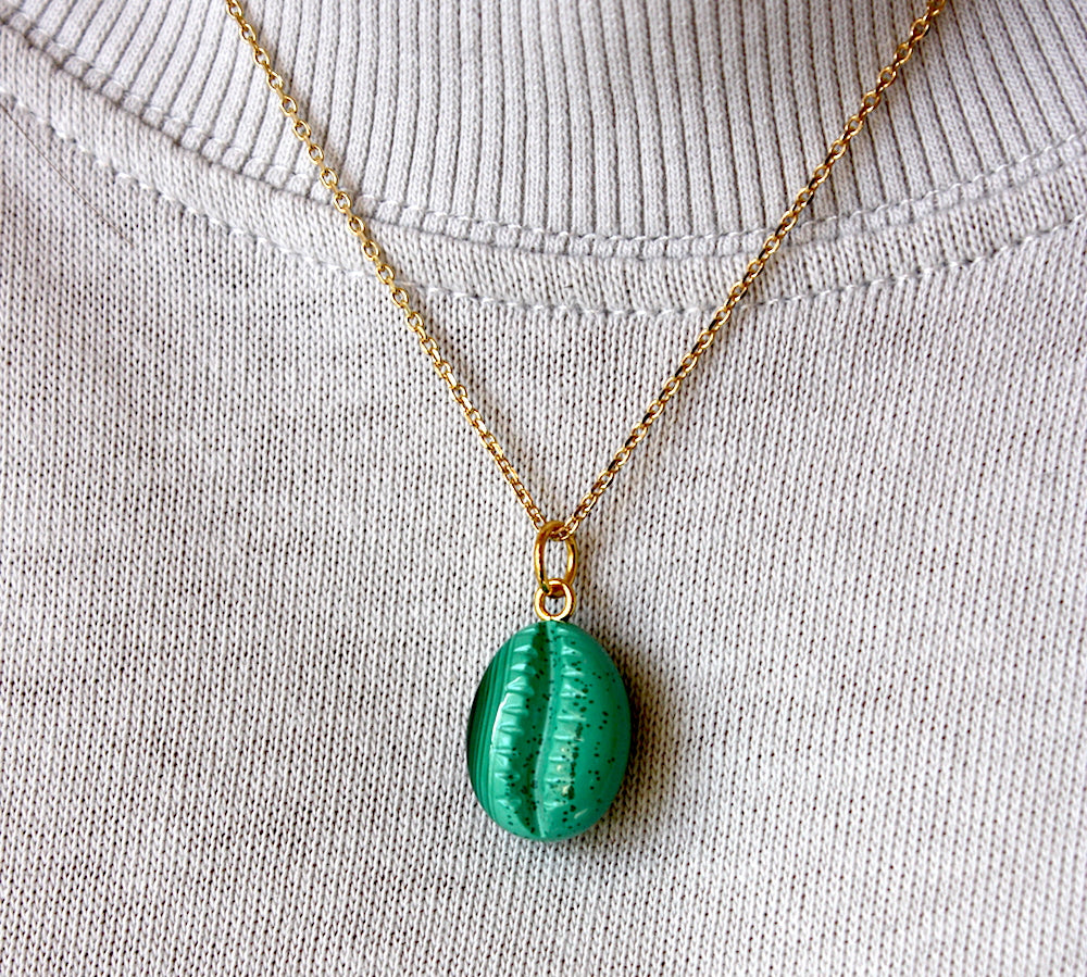 Collier doré pendentif cauri en pierre