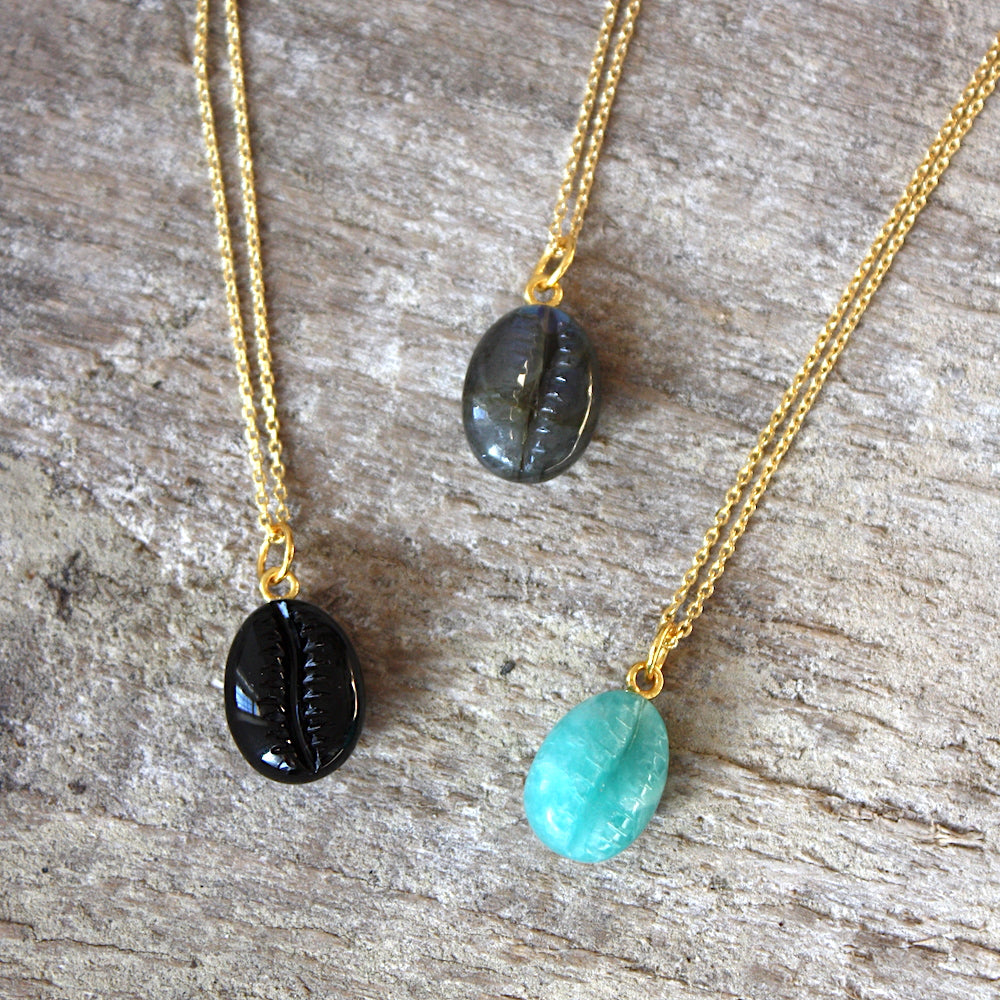Collier doré pendentif cauri en pierre