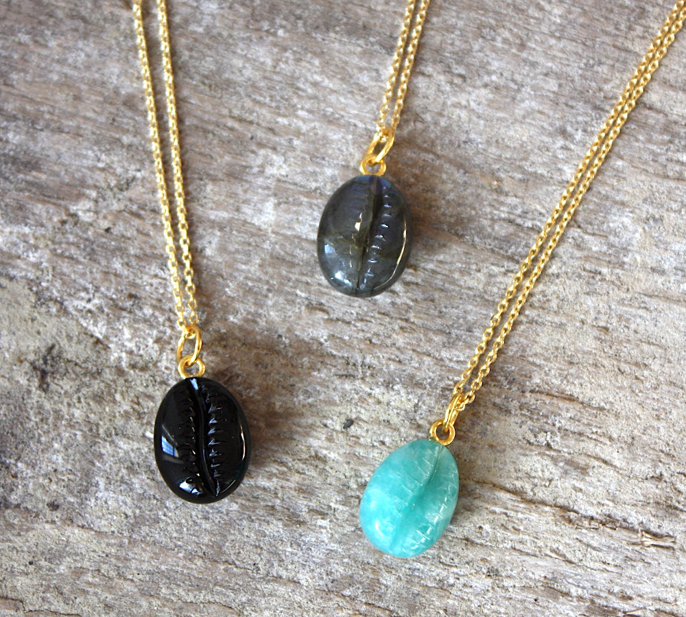 Collier doré pendentif cauri en pierre