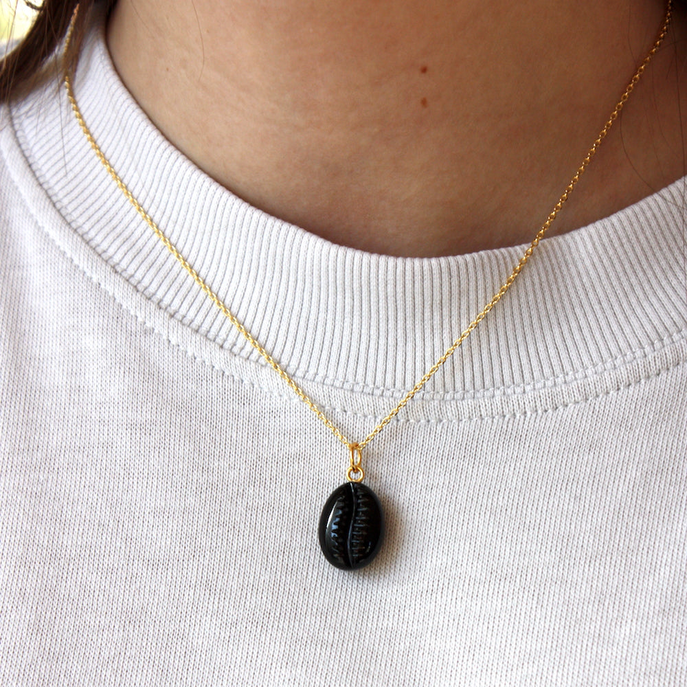 Collier doré pendentif cauri en pierre - ONYX NOIRE