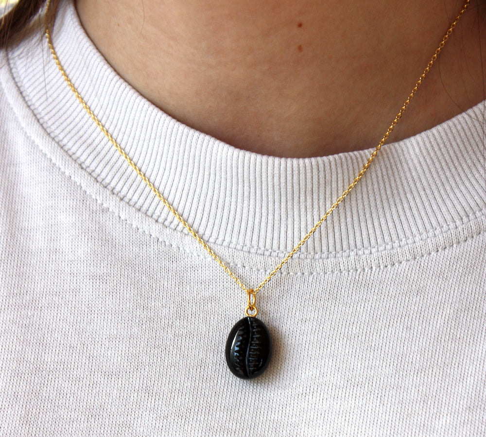 Collier doré pendentif cauri en pierre - ONYX NOIRE