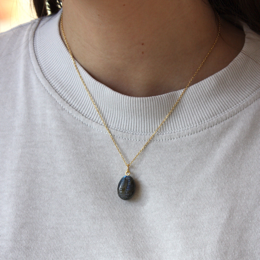 Collier doré pendentif cauri en pierre - LABRADORITE