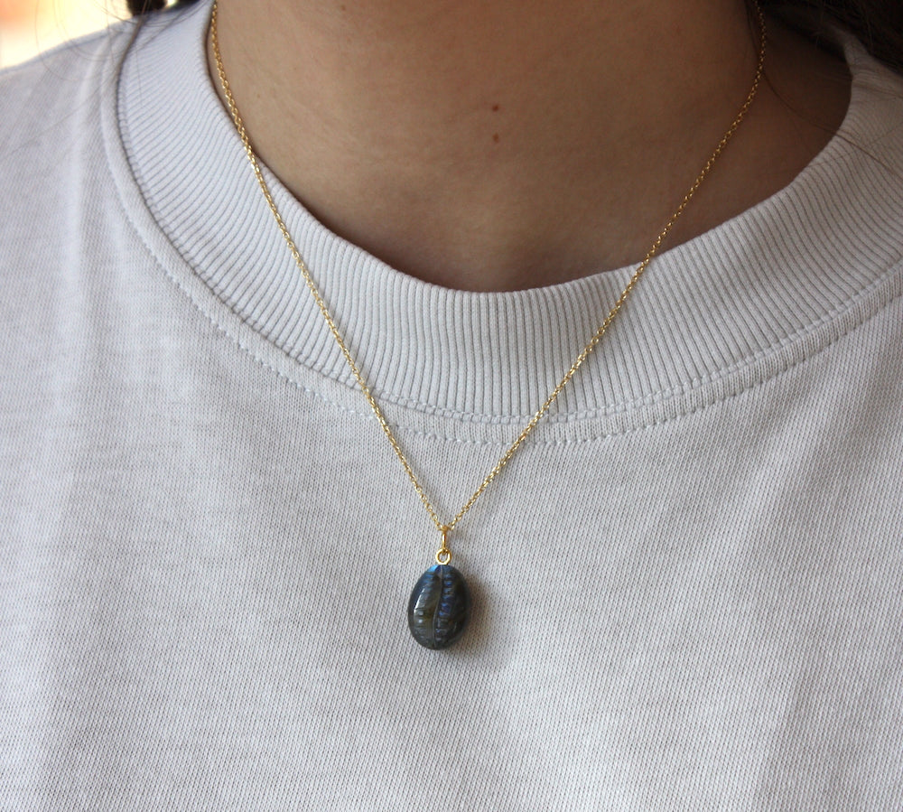 Collier doré pendentif cauri en pierre - LABRADORITE
