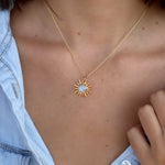 Collier doré soleil et pierre cabochon