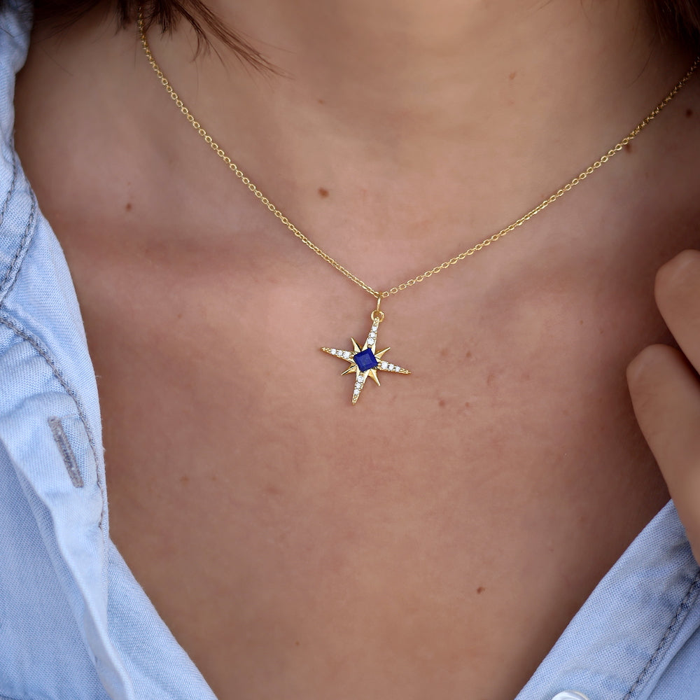 Collier doré pendentif rose des vents pierre et zircons -