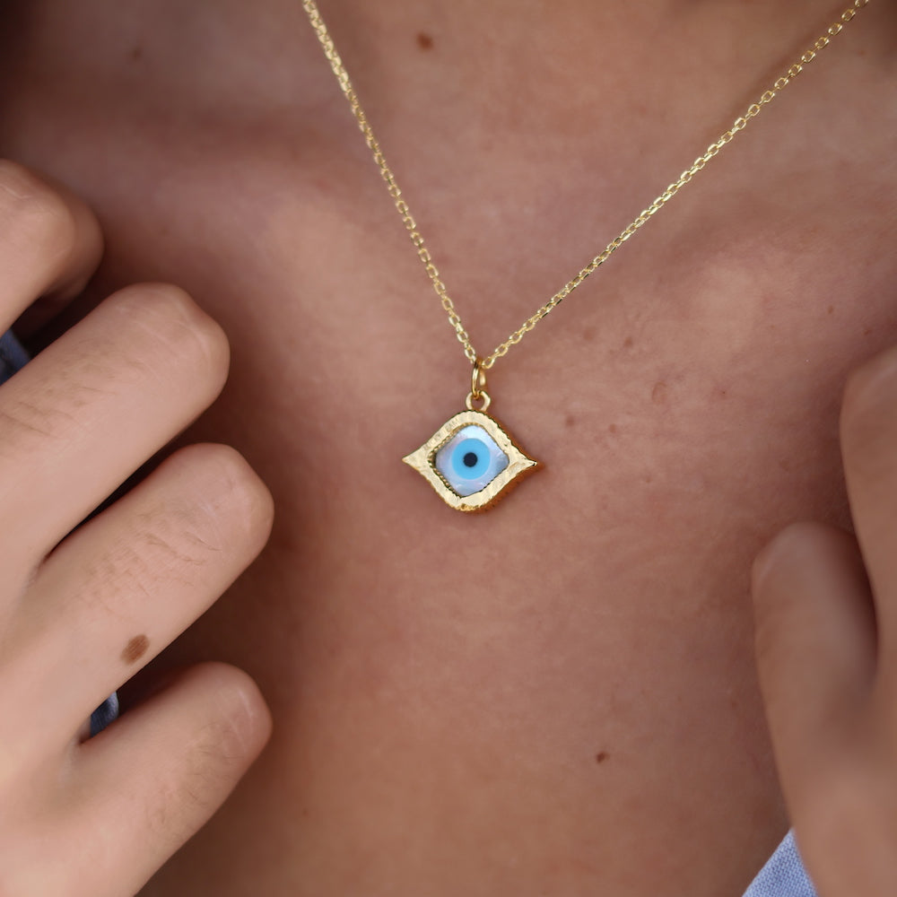 Collier doré oeil martelé en nacre
