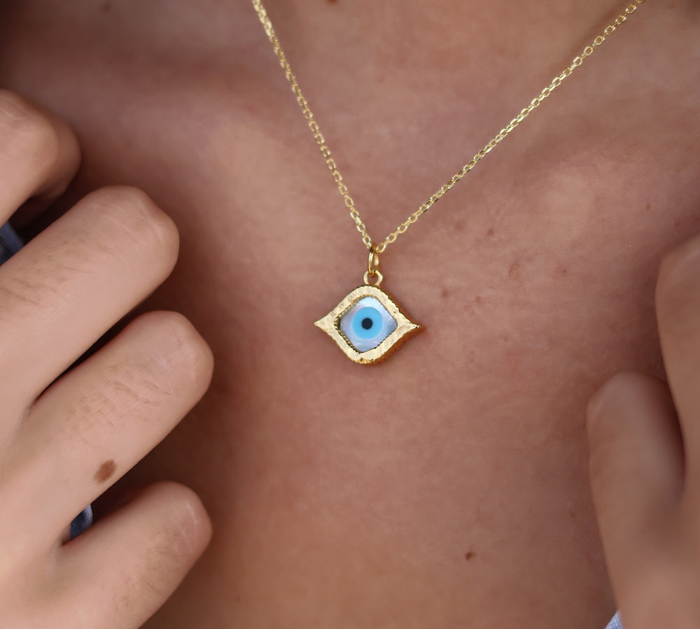 Collier doré oeil martelé en nacre