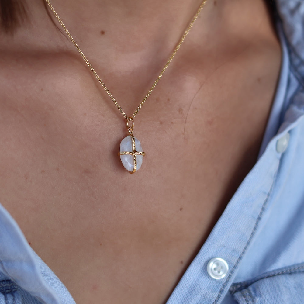 Collier doré pendentif pierre cage dorée - PIERRE DE LUNE -
