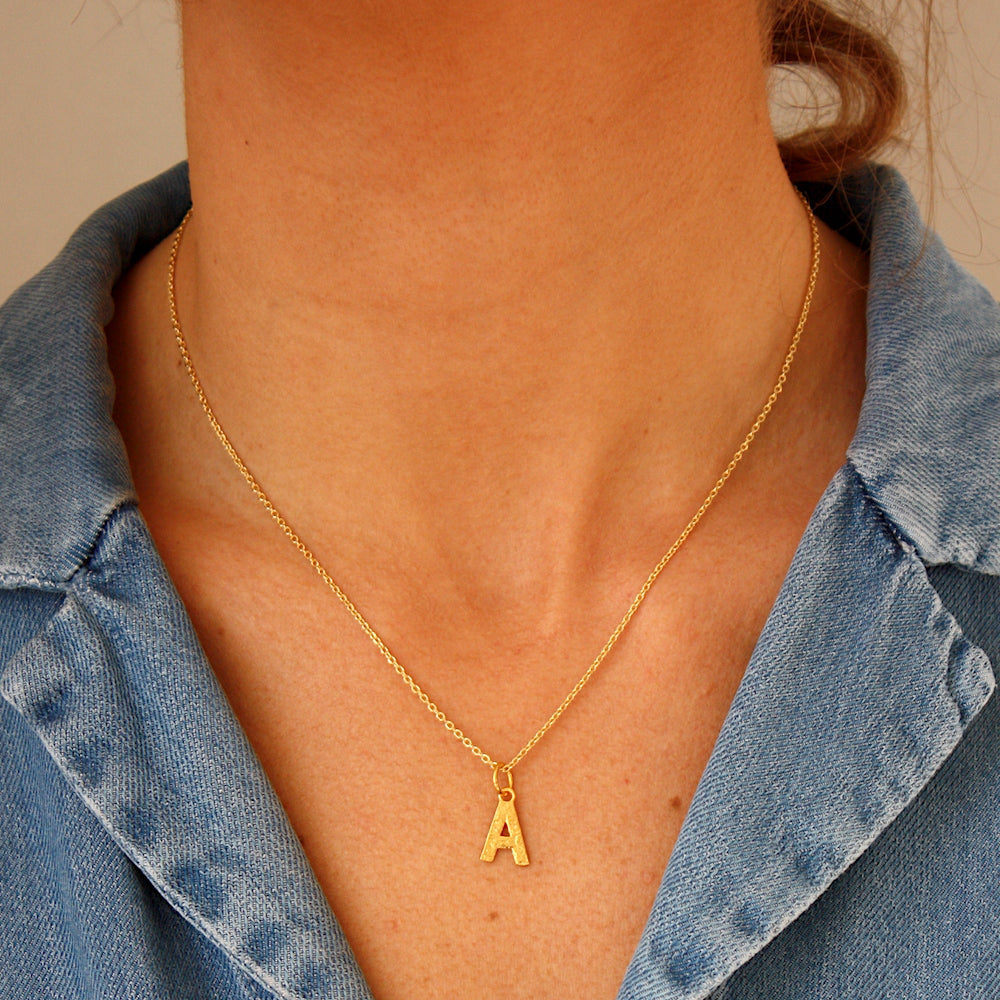 Collier doré lettre martelée -