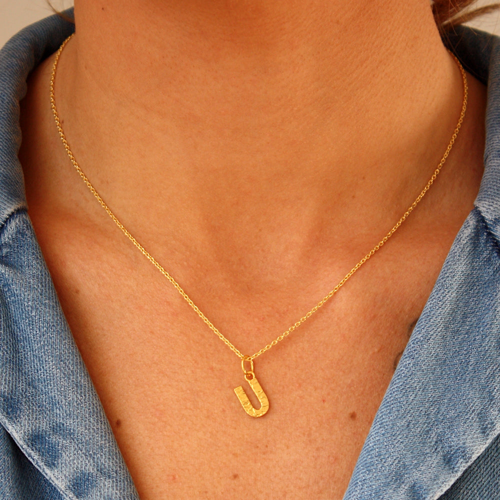 Collier doré lettre martelée - U