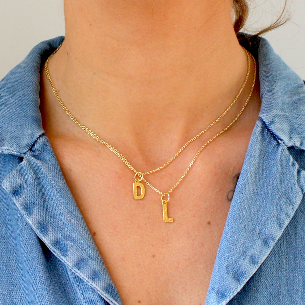 Collier doré lettre martelée - L