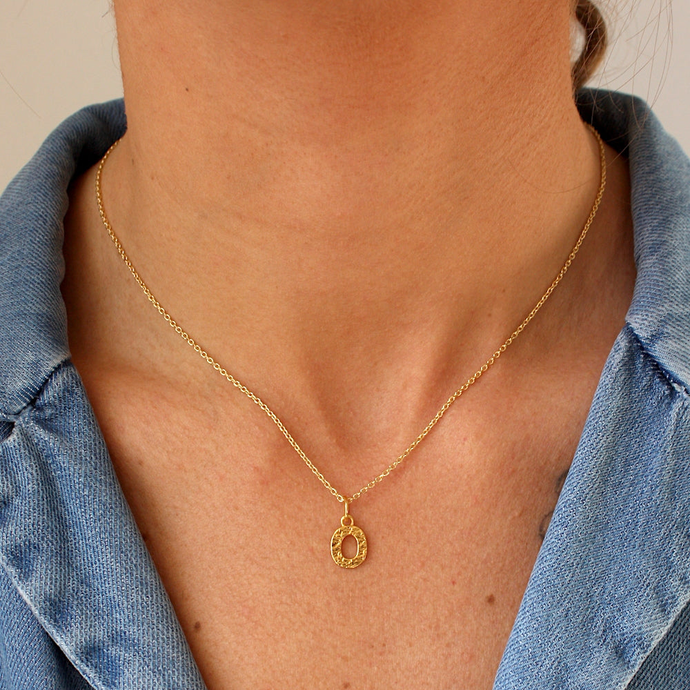 Collier doré lettre martelée - D