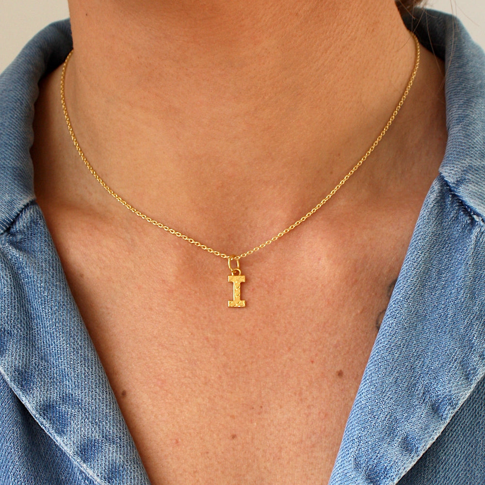 Collier doré lettre martelée -