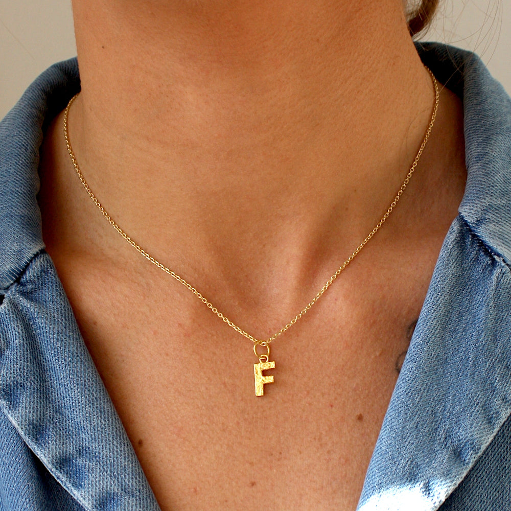 Collier doré lettre martelée - F