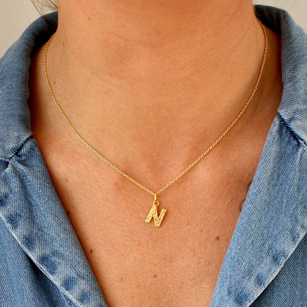 Collier doré lettre martelée - N