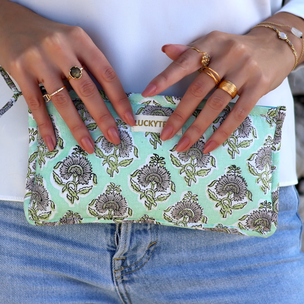 Pochette verte claire & fleurs blanches - Pochettes de