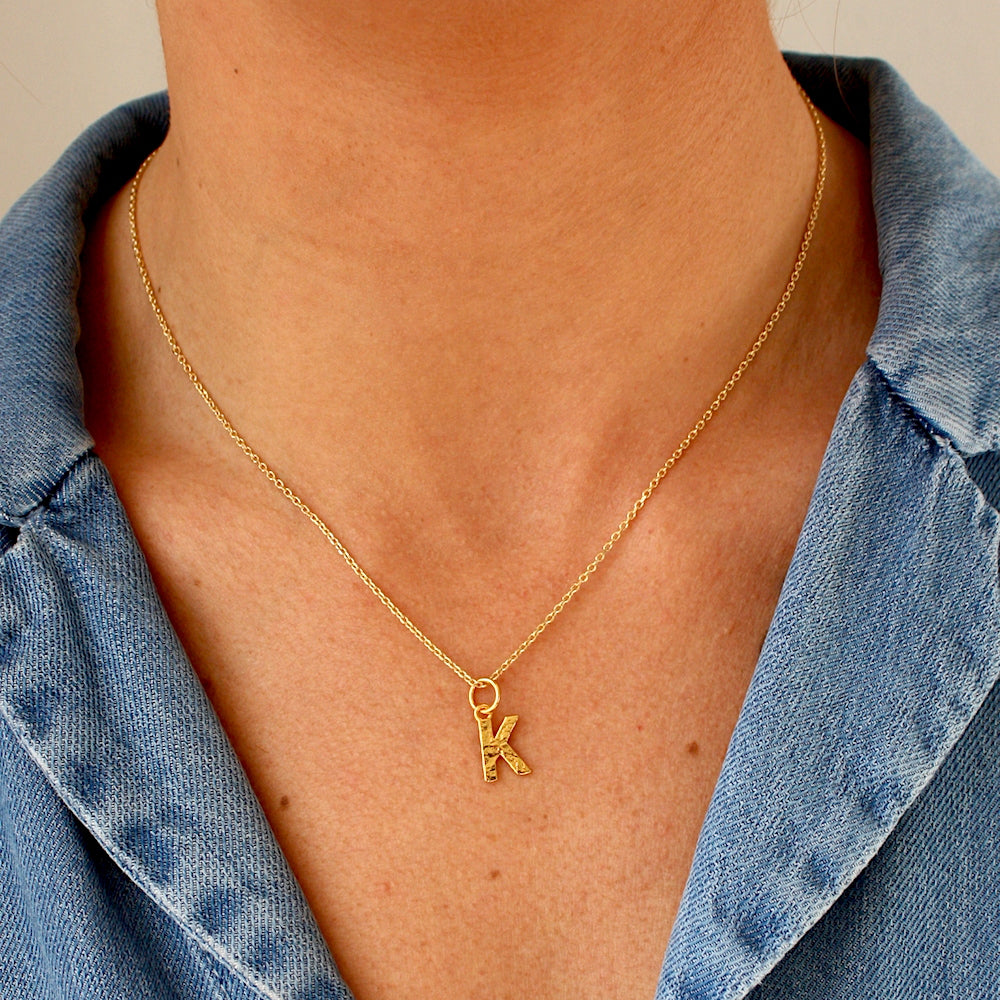 Collier doré lettre martelée - X