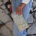 Pochette de voyage verte claire et fleurs blanches