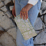 Pochette de voyage verte claire et fleurs blanches