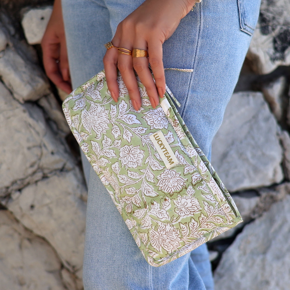 Pochette de voyage verte claire et fleurs blanches