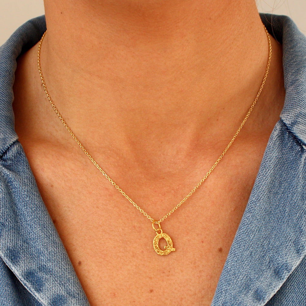Collier doré lettre martelée - Q