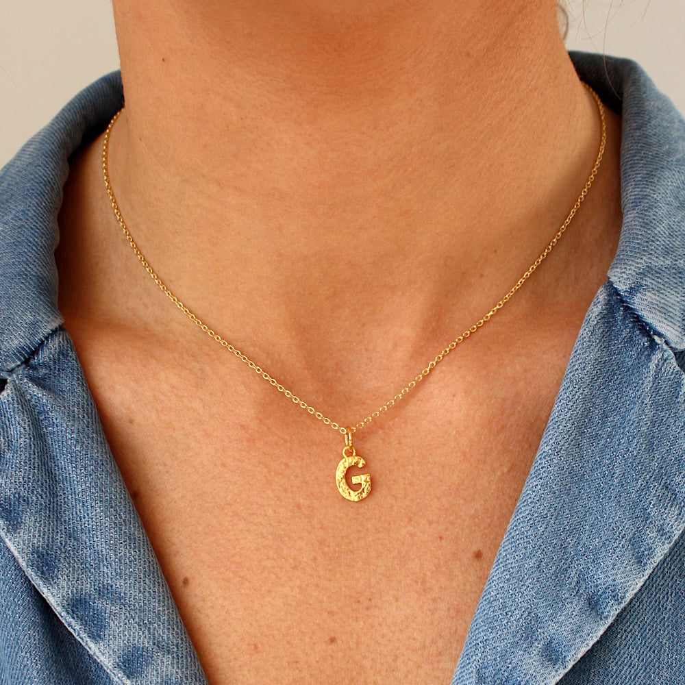 Collier doré lettre martelée - G