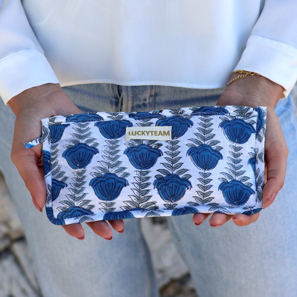 Pochette de voyage blanche et fleurs bleues