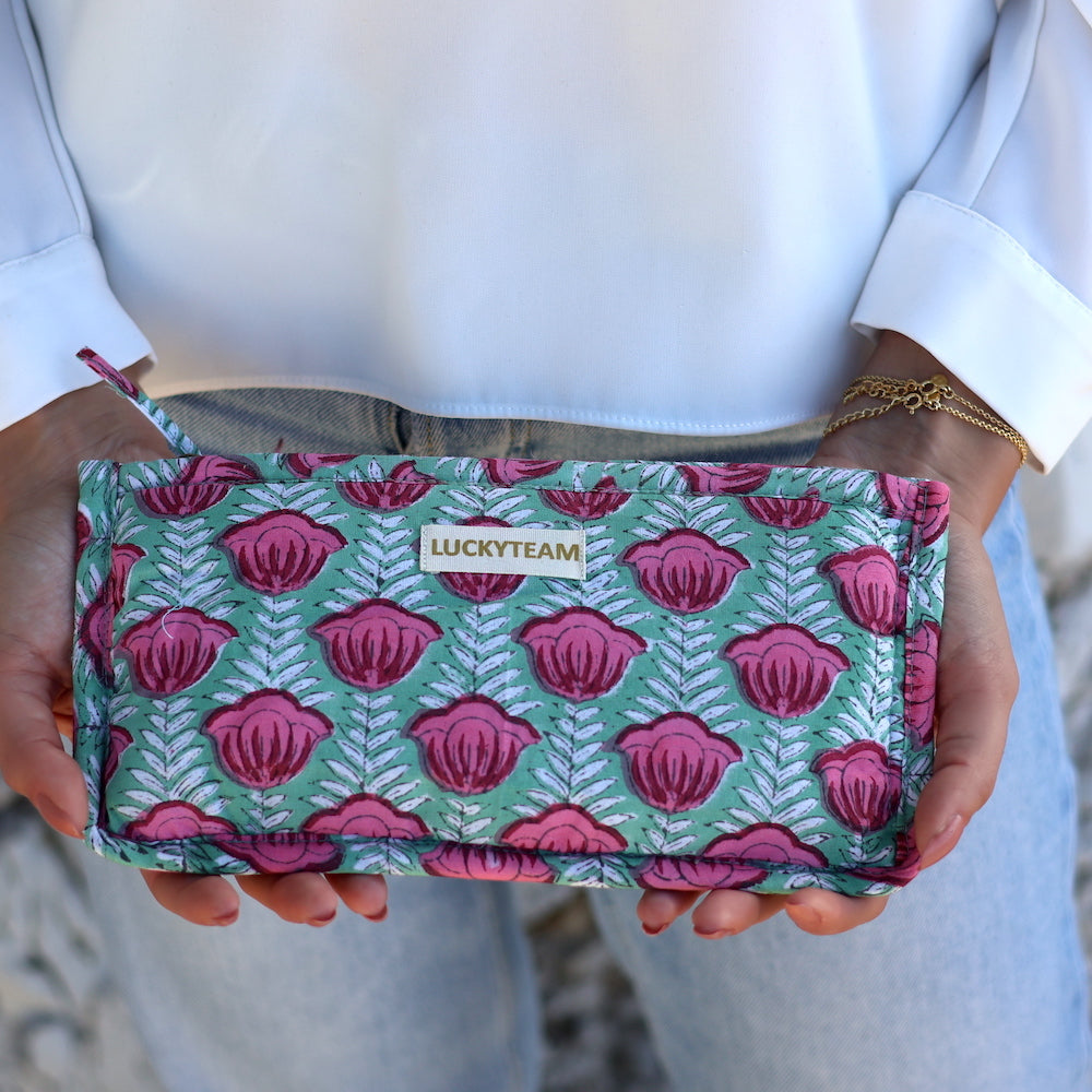 Pochette de voyage verte fleurs roses