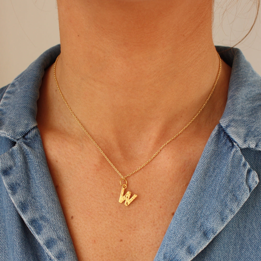 Collier doré lettre martelée - W