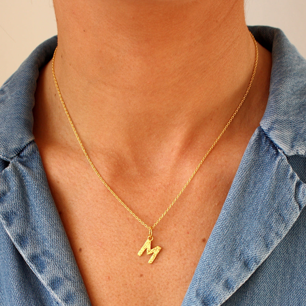 Collier doré lettre martelée - M