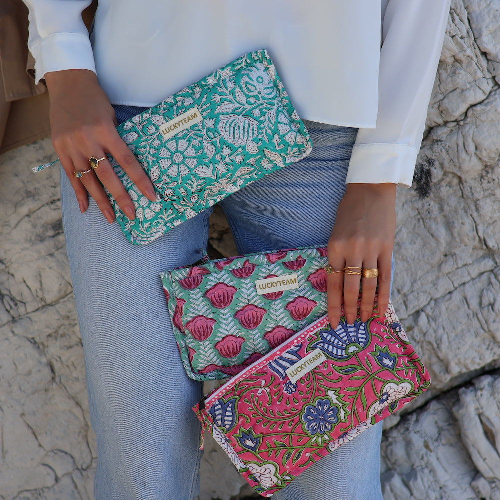 Pochette de voyage verte fleurs roses