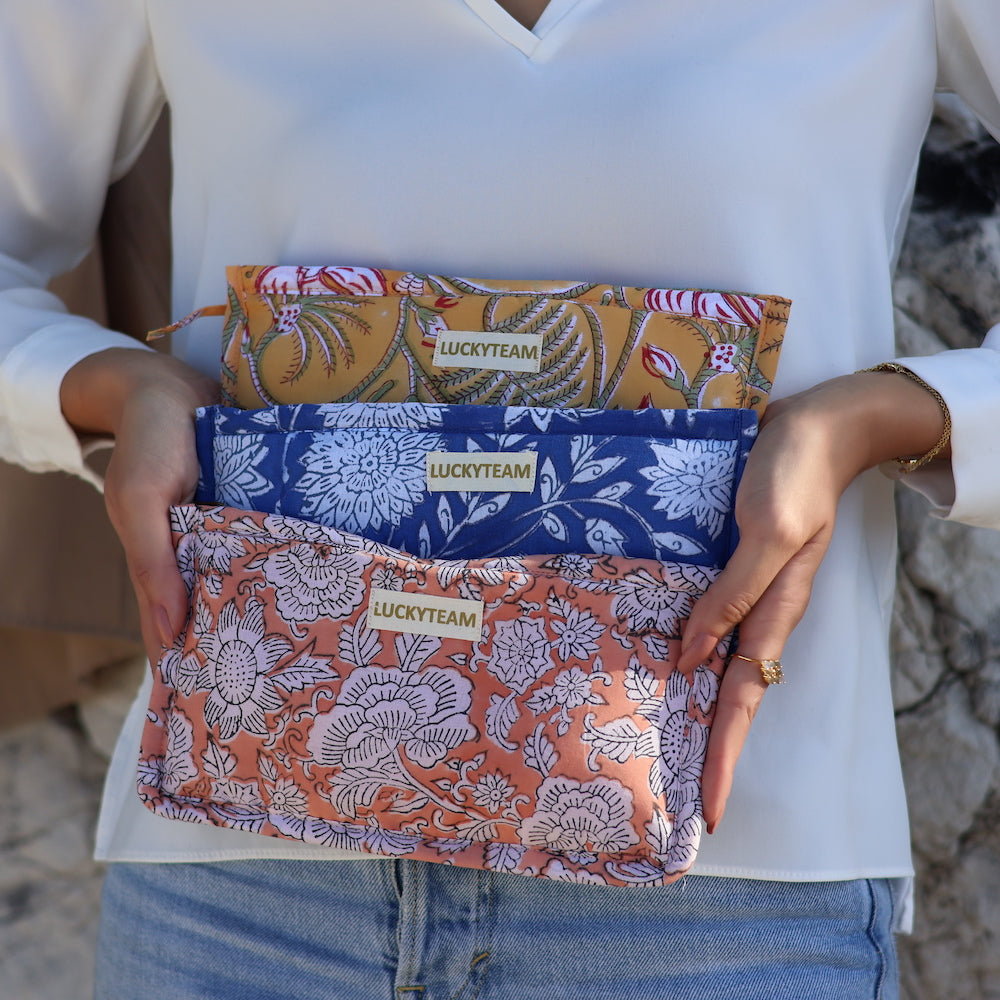 Pochette abricot & fleurs blanches - Pochettes de voyage